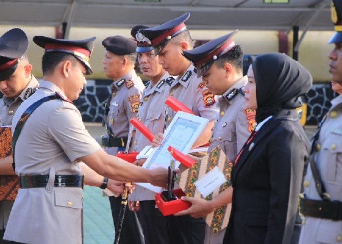 Beri Penghargaan Personel Berprestasi di Hari Juang Polri 2025
