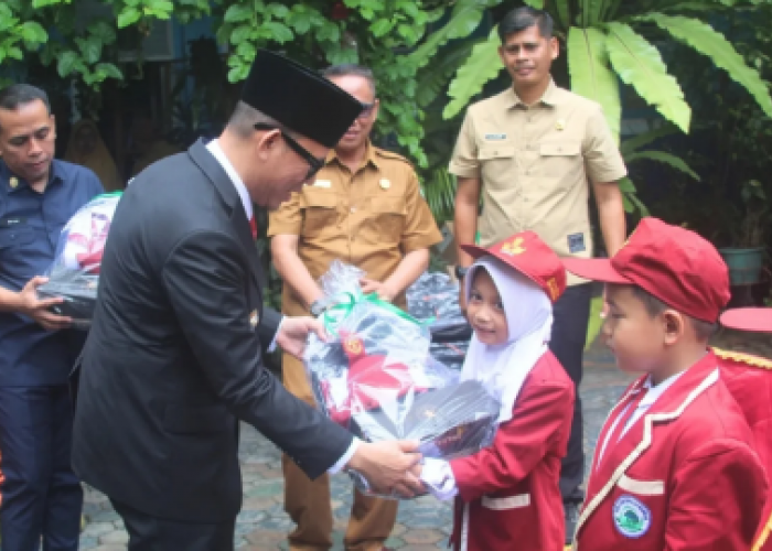Bupati OKU Salurkan 6.262 Seragam Gratis Siswa Sekolah Dasar Secara Simbolis