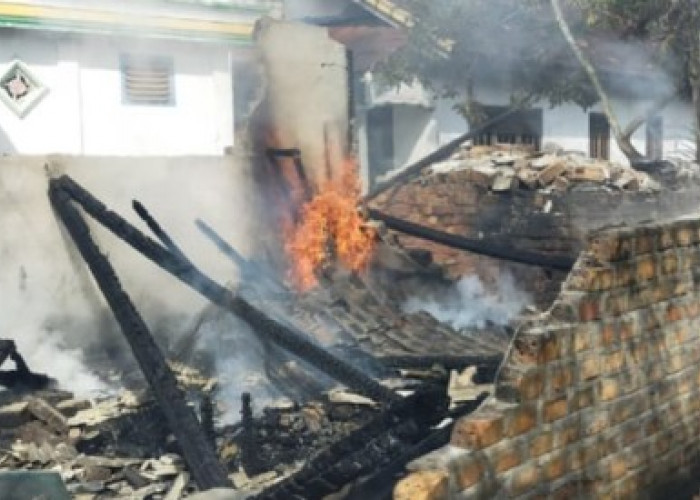 Kebakaran Hanguskan Bengkel dan Rumah Warga di Rantau Panjang