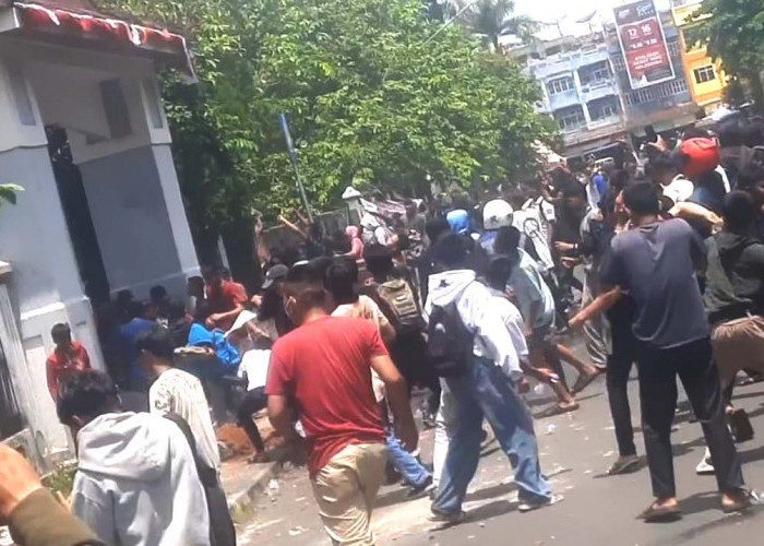 Demo di DPRD OKU Memanas Berujung Ricuh, Polisi Tembakkan Gas Air Mata