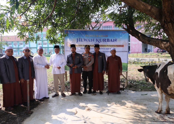 Menteri Nusron Salurkan Hewan Kurban ke Pondok Pesantren Attaqwa  