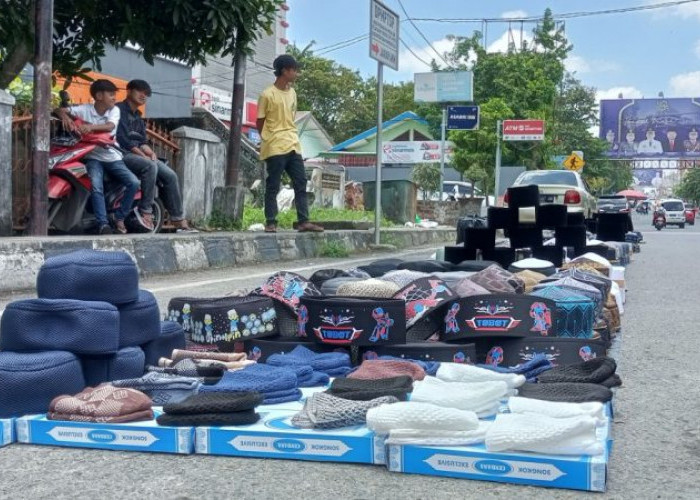 Penjual Peci di OKU Mengeluh Sepi Pembeli Dipekan Pertama Ramadan