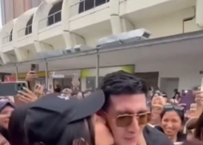 Verrell Bramasta Diserbu Penggemar di Singapura, dari Dicium hingga Dicakar