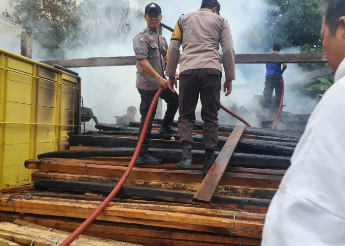 Kerugian Kebakaran Panglong Kayu di OKU Capai Miliaran Rupiah 