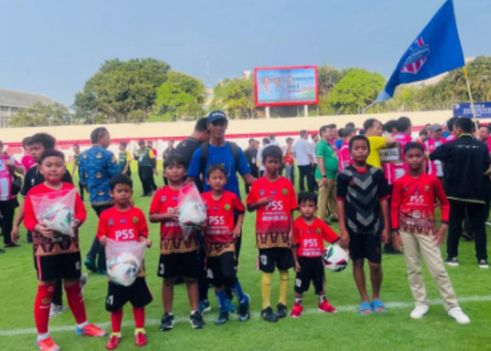 Gubernur Sumsel Serahkan Bantuan Bola untuk SSB di Palembang