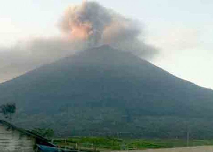 Gunung Kerinci Semburkan Abu Vulkanik, PVMBG  Larang Pesawat Melintas