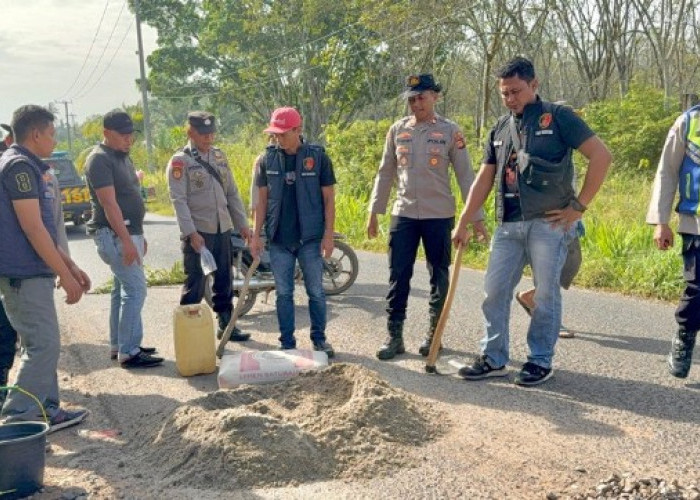 Polsek Belitang III Perbaiki Jalan dan Bersihkan Pasar