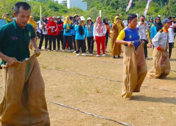 Seru! Balap Karung Antar OPD Warnai Perayaan HUT RI ke-80 di OKU Selatan