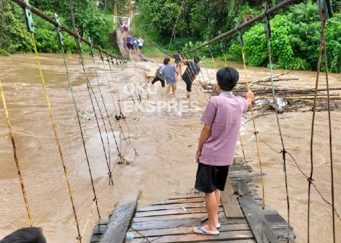 Ratusan Warga Terisolir, Dampak Jembatan Gantung Desa Rantau Kumpai Terendam Banjir