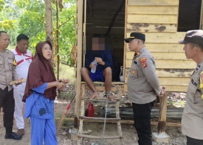 Miris! Seorang Anak di Prabumulih Tega Pasung Ibunya di Pondok Kebun