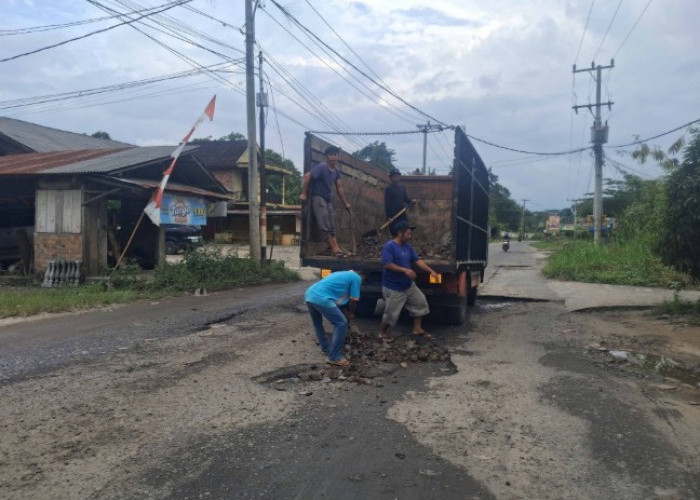 Rawan Kecelakaan dan Tak Kunjung Diperbaiki, Warga  Timbun Jalan dengan Batu