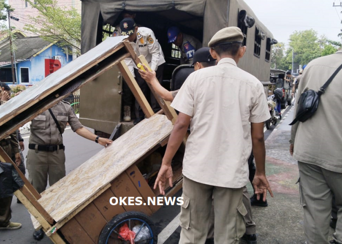 Ditertibkan, Satpol PP OKU Angkut Gerobak Pedagang yang Membandel di Taman Kota