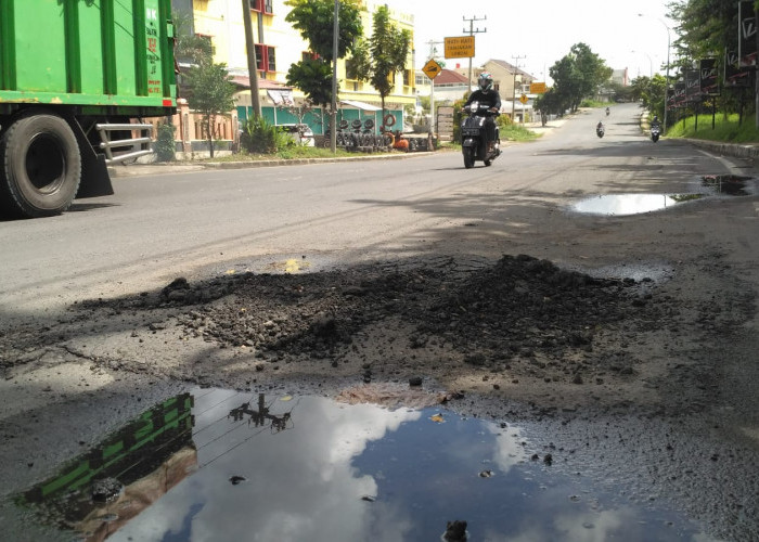Melintas di   Depan GOR - Simpang Unbara Siap-siap Goyang di Jalan