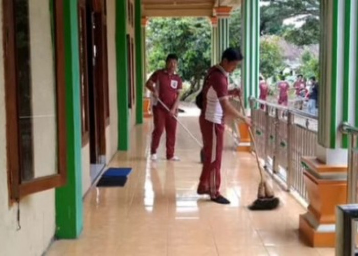 Sambut HUT Bhayangkara ke-79, Polsek BSA Bersihkan Masjid 