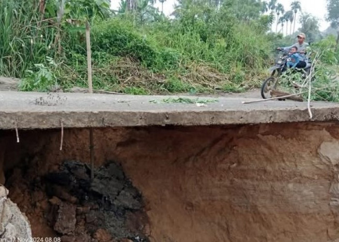 Diguyur Hujan, Jalan Utama Nyaris Putus