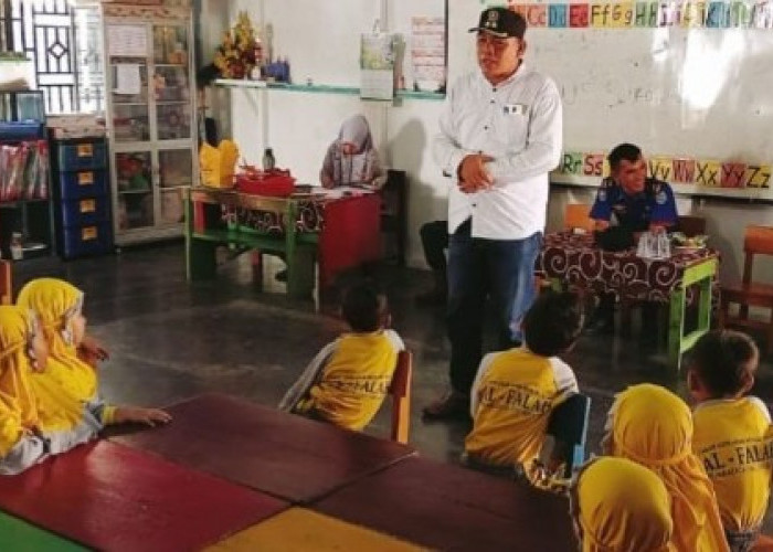 Anak PAUD dan TK di Muaradua Belajar Teknik Pemadaman Api