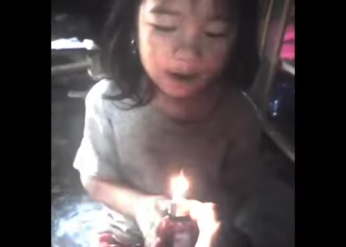 Viral, Seorang Anak Rayakan Ulang Tahun dengan Korek Api sebagai Pengganti Lilinnya