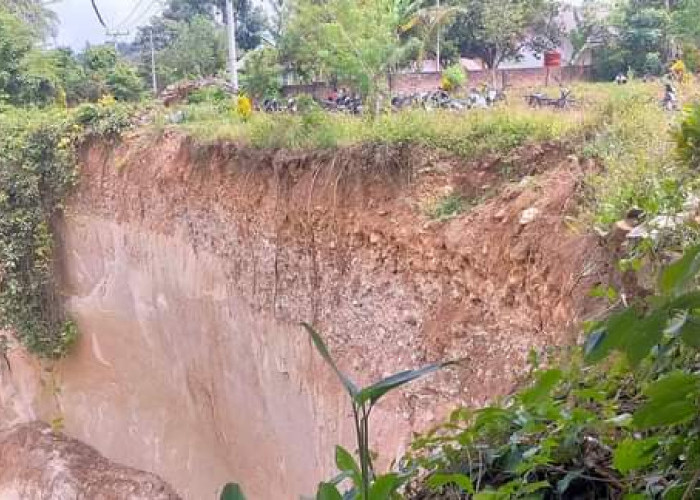 Tebing Makam di OKU Selatan Ambrol, Jenazah Nyaris Nongol