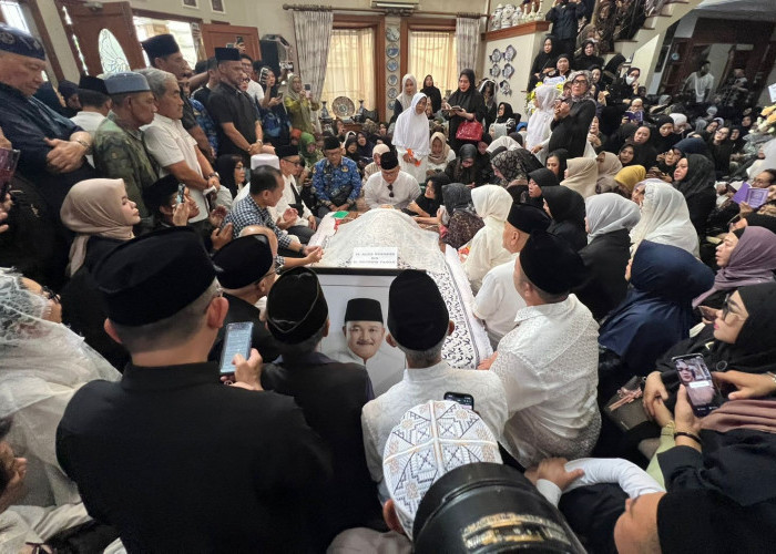 Jenazah Tiba Disambut Isak Tangis Keluarga dan Pelayat