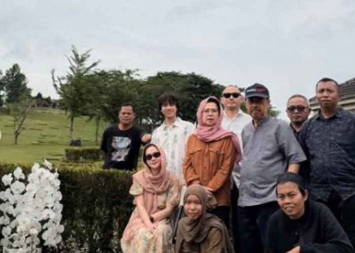 BCL Ziarah ke Makam Ashraf Sinclair, Pesan Harunya Bikin Netizen Tersentuh