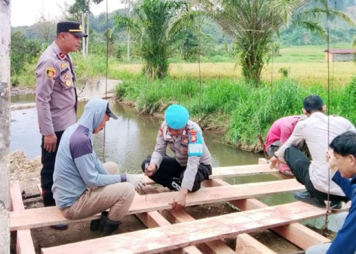 Polsek Kisam Tinggi dan Warga Perbaiki Jembatan Gantung Rusak