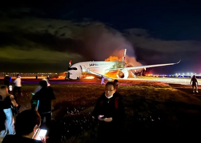 Pesawat Japan Airlines A350 Terbakar, Berbenturan dengan Pesawat Coast Guard, 5 Orang Hilang Belasan terluka