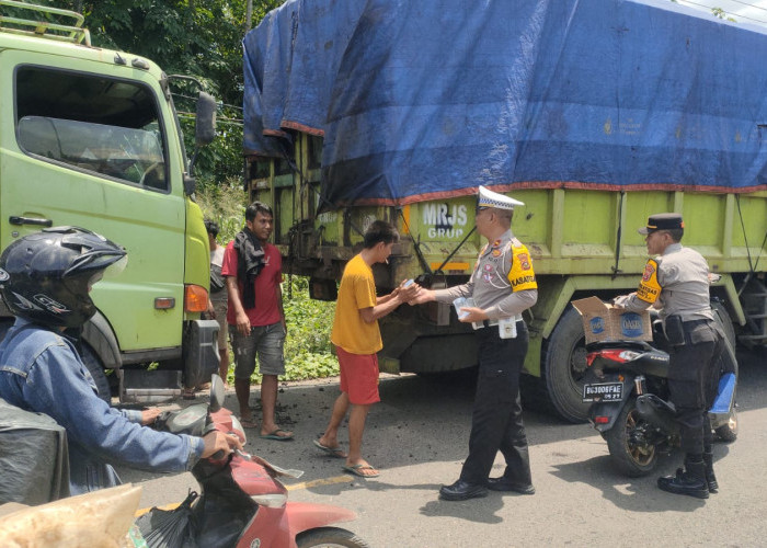 Aksi Simpatik! Polisi di OKU Bagikan Air Mineral untuk Sopir yang Terjebak Macet