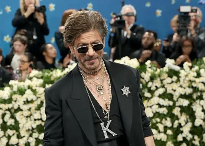 Shah Rukh Khan Debut di Met Gala 2025, Tampil Keren dengan Gaya Serba Hitam