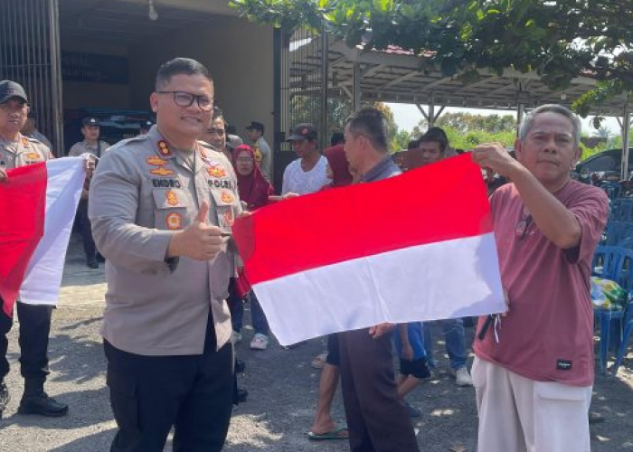Polres OKU Bagikan Bendera Merah Putih ke Warga, Ajak sambut Antusias HUT RI ke80