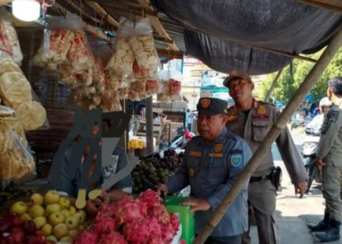 Tertibkan PKL dan Baleho di Sekitar Pasar Muaradua