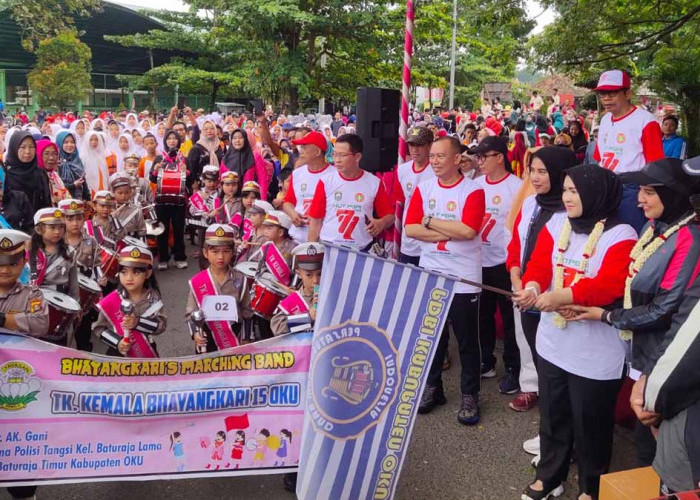 Ribuan Pelajar Ikuti Jalan Sehat dan Parade Drumband