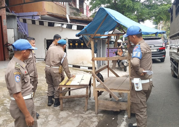 Satpol PP OKU Tertibkan Pedagang di Sejumlah Titik Pasar Atas