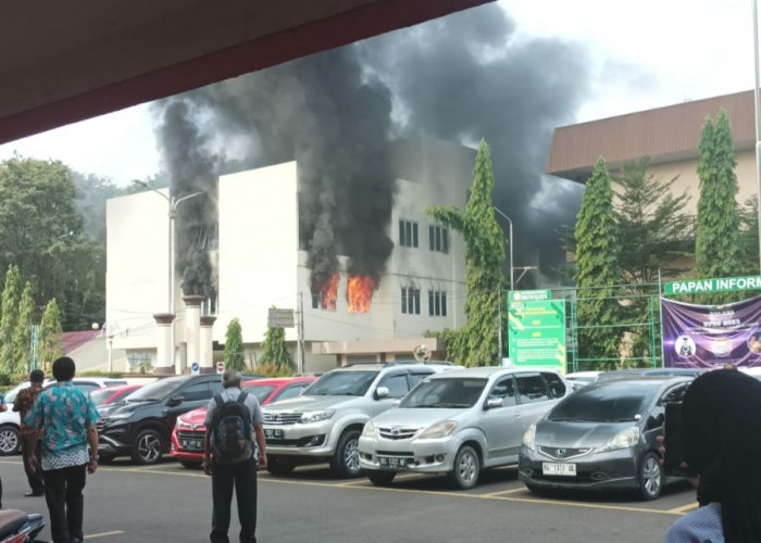 Dua Bocah Diduga Penyebab Gedung Politeknik Negeri Sriwijaya Terbakar