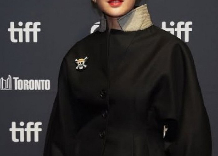 Kenakan Pin One Piece, Dian Sastrowardoyo Curi Perhatian di TIFF 2025 