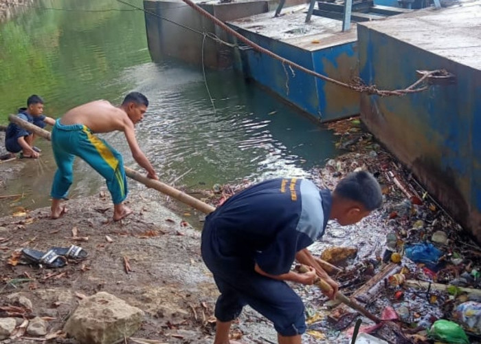 PDAM Tirta Raja Baturaja Periksa Mesin Pompa dan Bersihkan Sampah