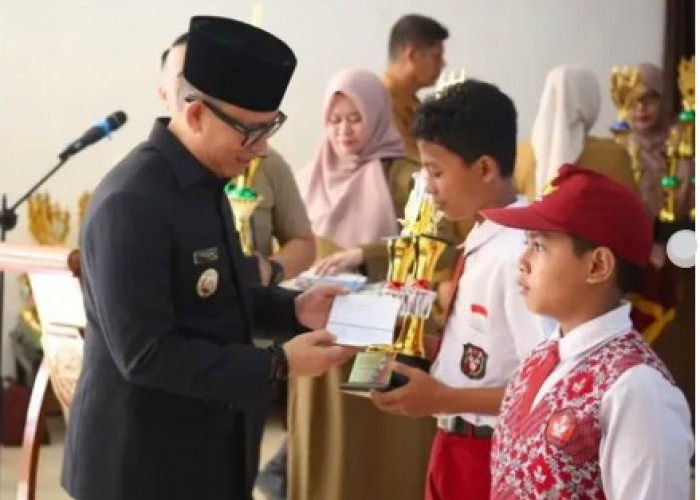 253 Siswa SD Berprestasi di OKU Dapat Beasiswa, Bupati Teddy: Ini Penghargaan atas Kerja Keras Anak-anak