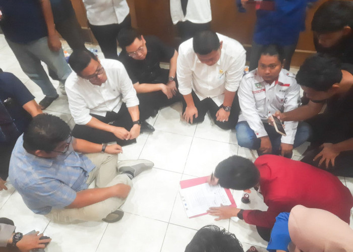 Aksi Cipayung OKU Raya, Legislator Diajak Duduk Lesehan Bareng! 