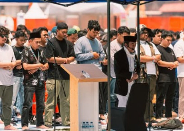 Rhoma Irama Pimpin Salat Jumat di Panggung Utama Pestapora 2025