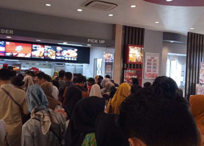 HUT Mandiri ke 25 di Baturaja, Pelanggan Serbu Promo KFC 