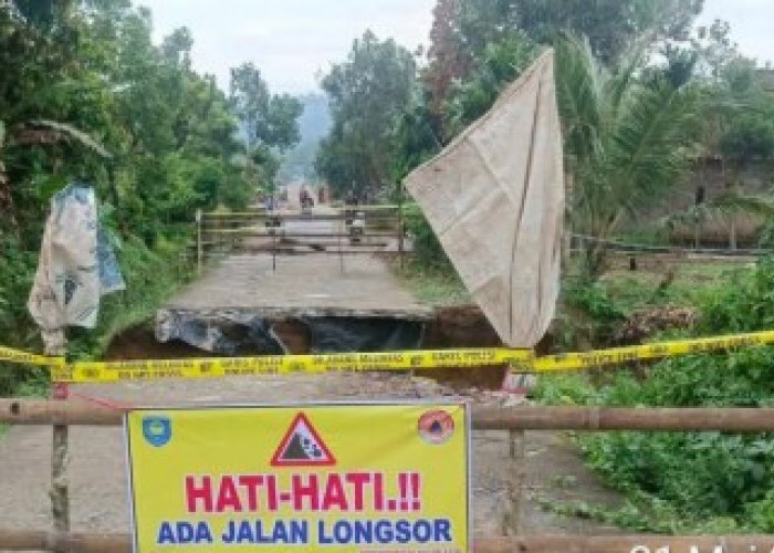 Jalan Ambles 5 Meter di OKU Selatan, Siswa Harus Putar Jauh ke Sekolah