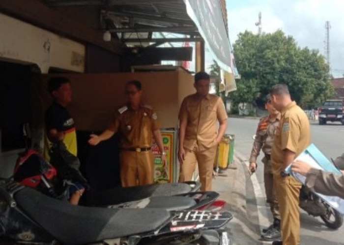 Tertibkan Kota, Camat Muaradua Sosialisasi ke PKL yang Berjualan di Trotoar