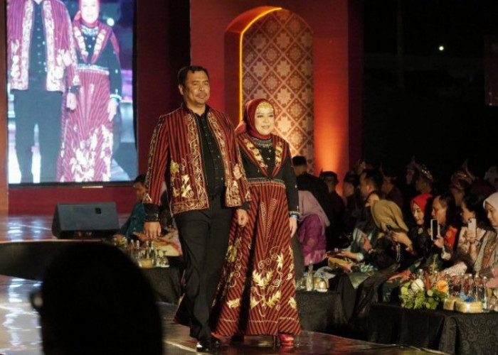 Bupati OKU Selatan dan Istri Pukau Penonton dengan Songket OKU Selatan 