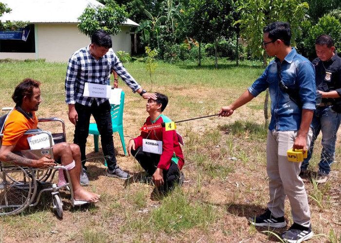 Pelaku Pembunuhan Anggota BPD Karang Dapo Jalani Reka Ulang di Kursi Roda