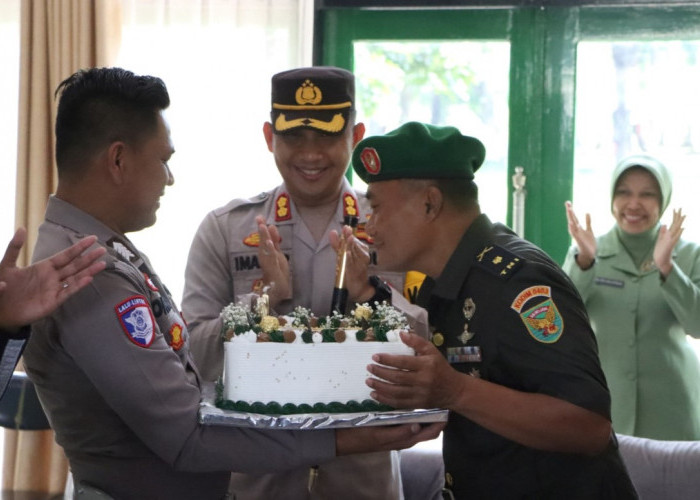 Beri Kejutan Kue dan Nasi Tumpeng di Markas TNI