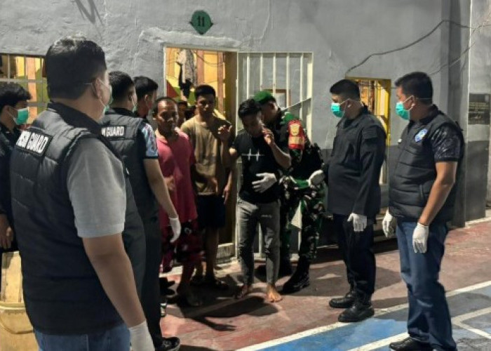 Libatkan TNI-Polri Gelar Razia, Pastikan Blok Hunian Bebas Barang Terlarang