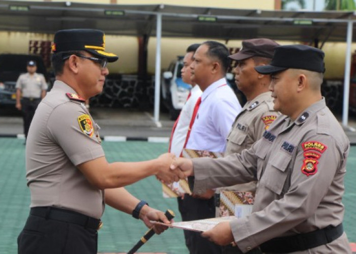 23 Personel Berprestasi Diguyur Penghargaan