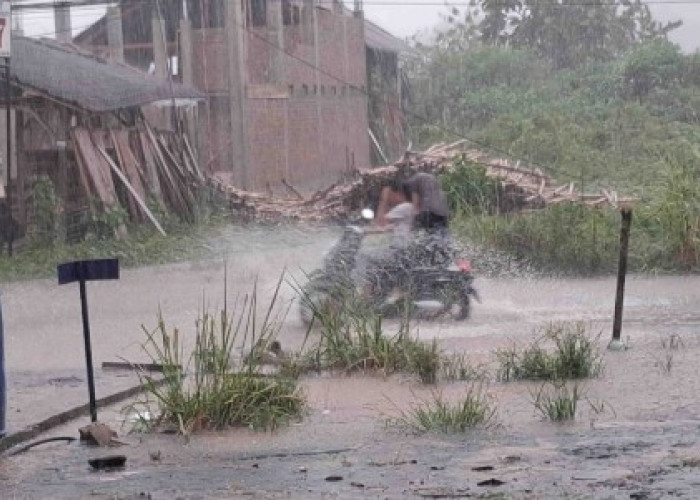 Jalan Pemkab OKU Selatan Banjir Akibat Saluran Air Terhambat Tanah dan Sampah