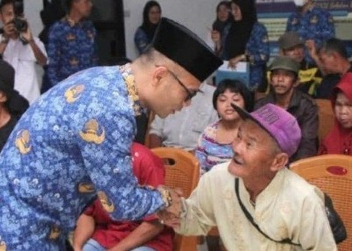 Salurkan Bantuan Masyarakat dan PNS yang Alami Sakit Berat