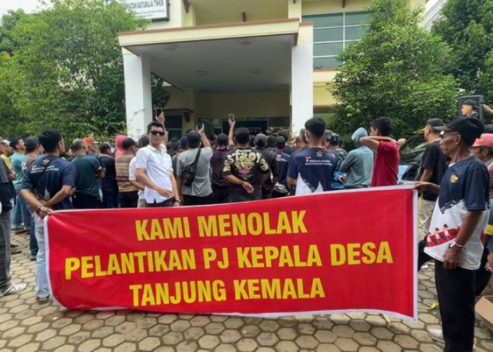 Pelantikan Pj Kades Diprotes, Warga Desa Tanjung Kemala Datangi Kantor Camat Baturaja Timur 