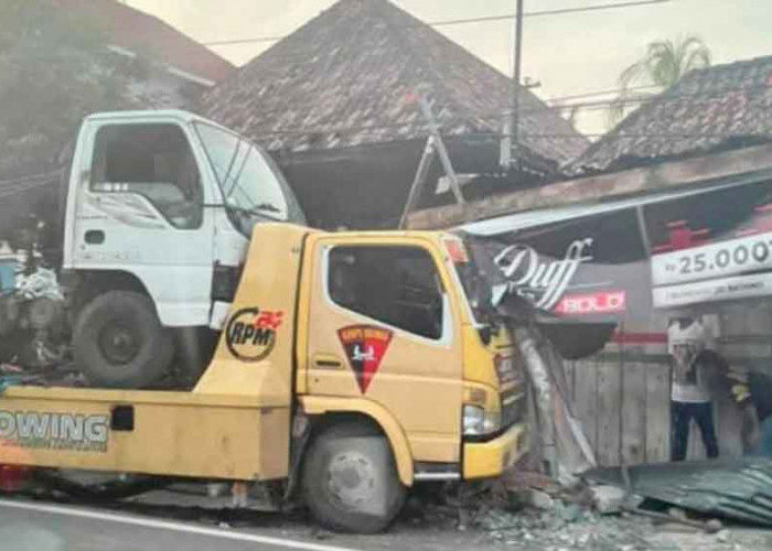 Listrik Padam Enam Jam Tiang Roboh DItabrak Crane